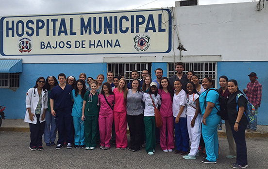 IIH participants stand in front of Hospital Municipal in Bajos de Haina